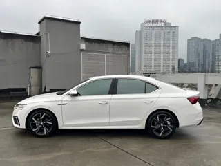 Skoda Octavia 2022 купить из Китая, цена 1 921 000 ₽ — Suifenhe Auto