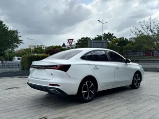Roewe i5 2023 купить из Китая, цена 888 000 ₽ — Suifenhe Auto