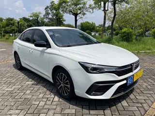 Roewe i5 2022 купить из Китая, цена 1 007 000 ₽ — Suifenhe Auto