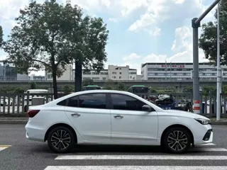 Roewe i5 2021 купить из Китая, цена 1 211 000 ₽ — Suifenhe Auto