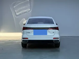 Roewe i5 2024 купить из Китая, цена 1 162 000 ₽ — Suifenhe Auto