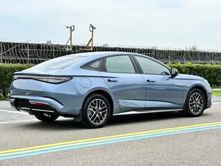 BYD 07 DM-i 2025 купить из Китая, цена 2 879 000 ₽ — Suifenhe Auto