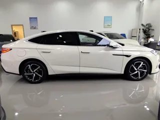 BYD 07 DM-i 2025 купить из Китая, цена 4 226 000 ₽ — Suifenhe Auto