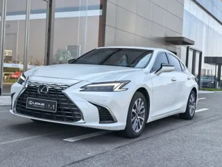 Lexus ES 2025