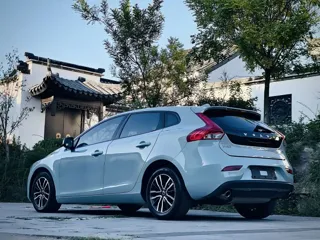 Volvo V40 2018 купить из Китая, цена 1 305 000 ₽ — Suifenhe Auto