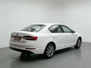 Skoda Octavia 2019 купить из Китая, цена 1 215 000 ₽ — Suifenhe Auto