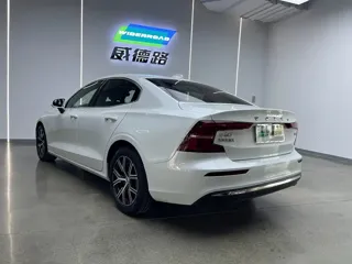 Volvo S60 2025 купить из Китая, цена 4 137 000 ₽ — Suifenhe Auto