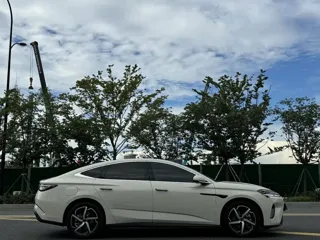 BYD 07 DM-i 2025 купить из Китая, цена 4 096 000 ₽ — Suifenhe Auto