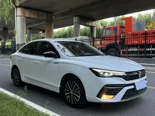Roewe i5 2022 купить из Китая, цена 1 086 000 ₽ — Suifenhe Auto