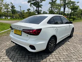 Roewe i5 2022 купить из Китая, цена 1 007 000 ₽ — Suifenhe Auto