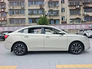 Roewe i5 2020 купить из Китая, цена 1 052 000 ₽ — Suifenhe Auto