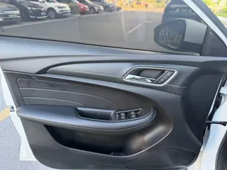 Roewe i5 2021 купить из Китая, цена 1 136 000 ₽ — Suifenhe Auto