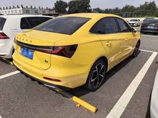 Roewe i5 2023 купить из Китая, цена 941 000 ₽ — Suifenhe Auto