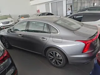 Hongqi H5 PHEV 2025 купить из Китая, цена 3 728 000 ₽ — Suifenhe Auto