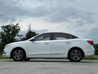 Roewe i5 2019 купить из Китая, цена 1 003 000 ₽ — Suifenhe Auto