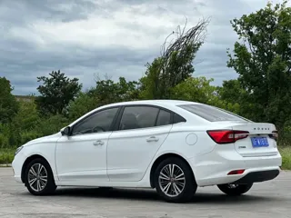 Roewe i5 2019 купить из Китая, цена 1 003 000 ₽ — Suifenhe Auto