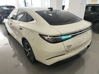 BYD 07 DM-i 2025 купить из Китая, цена 4 440 000 ₽ — Suifenhe Auto