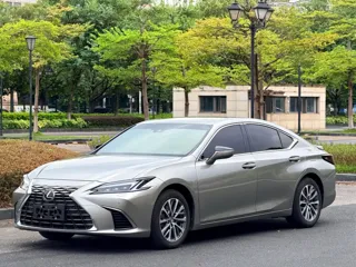 Lexus ES 2025