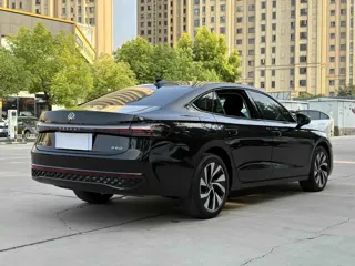 Volkswagen Passat 2024 купить из Китая, цена 4 076 000 ₽ — Suifenhe Auto