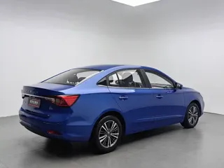 Roewe i5 2019 купить из Китая, цена 1 030 000 ₽ — Suifenhe Auto