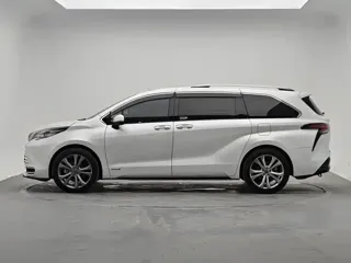 Toyota SIENNA 2024 купить из Китая, цена 7 180 000 ₽ — Suifenhe Auto