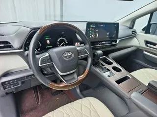 Toyota SIENNA 2024 купить из Китая, цена 7 297 000 ₽ — Suifenhe Auto