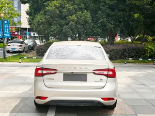 Roewe i5 2021 купить из Китая, цена 1 136 000 ₽ — Suifenhe Auto