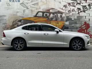 Volvo S60 2025 купить из Китая, цена 4 221 000 ₽ — Suifenhe Auto