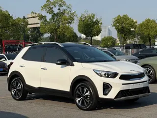 Kia Stonic 2023 купить из Китая, цена 1 440 000 ₽ — Suifenhe Auto