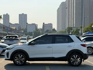 Kia Stonic 2023 купить из Китая, цена 1 440 000 ₽ — Suifenhe Auto