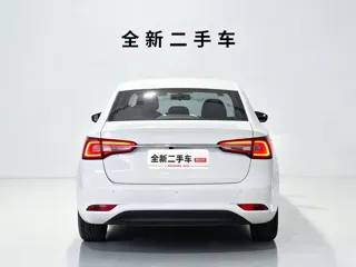 Roewe i5 2020 купить из Китая, цена 1 133 000 ₽ — Suifenhe Auto