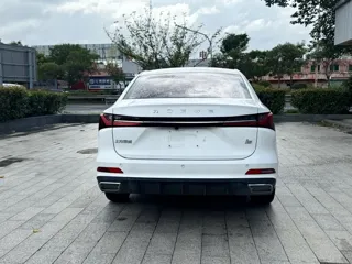 Roewe i5 2023 купить из Китая, цена 888 000 ₽ — Suifenhe Auto