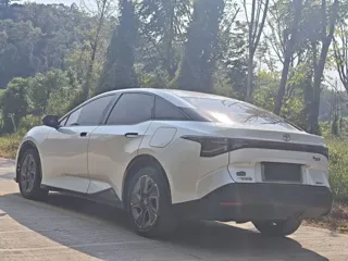 Toyota bZ3 2023 купить из Китая, цена 3 112 000 ₽ — Suifenhe Auto