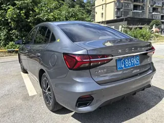 Roewe i5 2023 купить из Китая, цена 1 046 000 ₽ — Suifenhe Auto